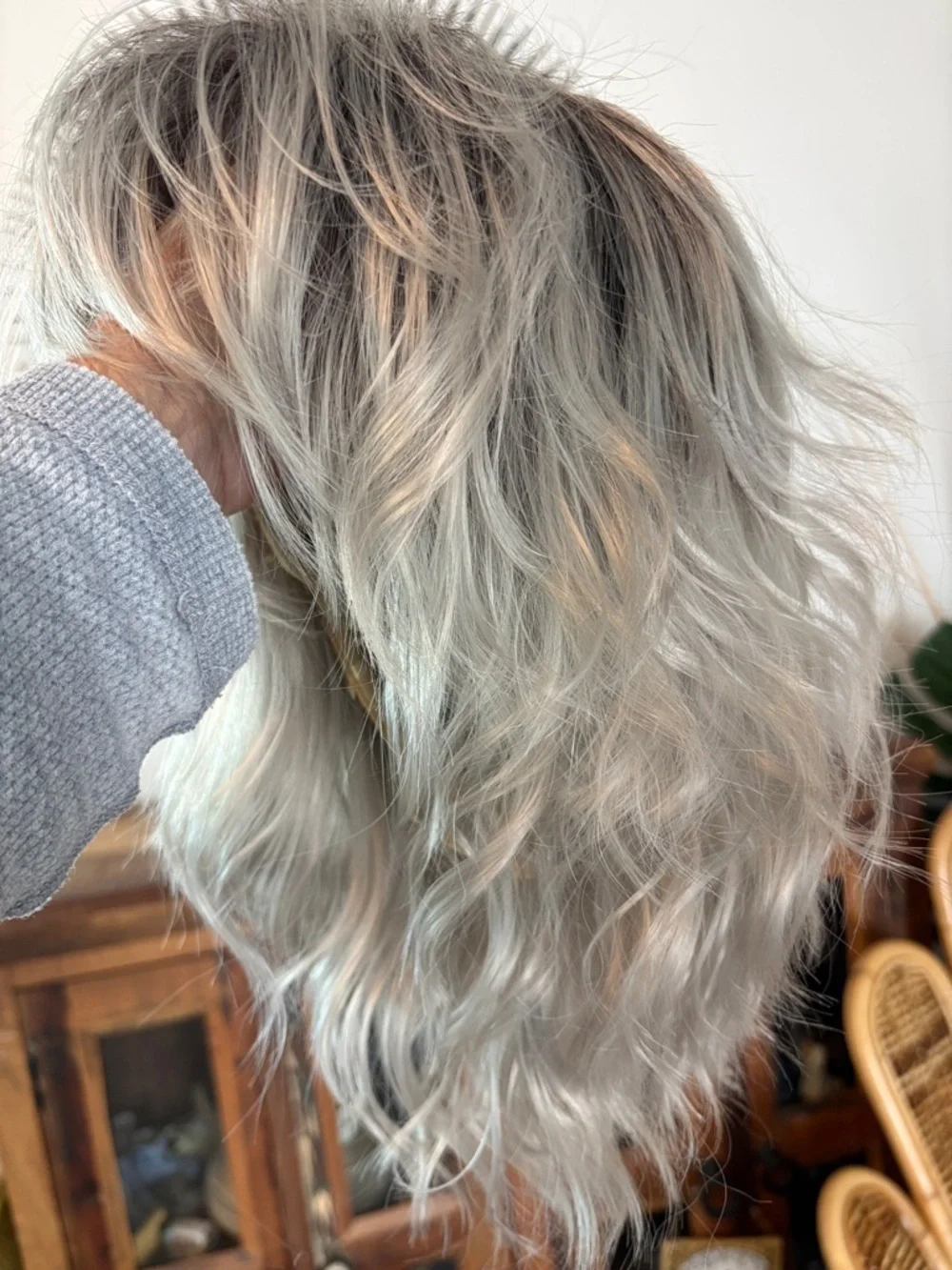 Silver Gray Rooted Medium Length Wavy Synthetic Wig! Excellent condition! Bangs - Picture 4 of 10